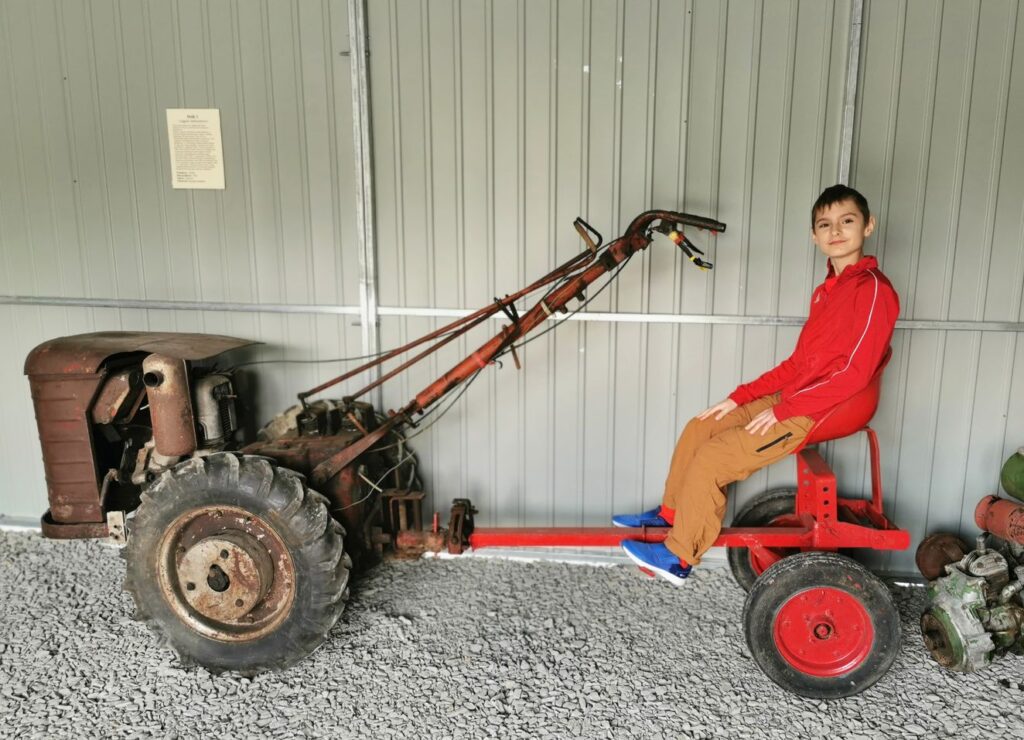 Muzeum Silników Stacjonarnych i Techniki Rolniczej w Konieczkowej, uśmiechnięte dziecko, garaż