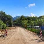 Żarnówka Mała, remontowana droga, szlak niebieski