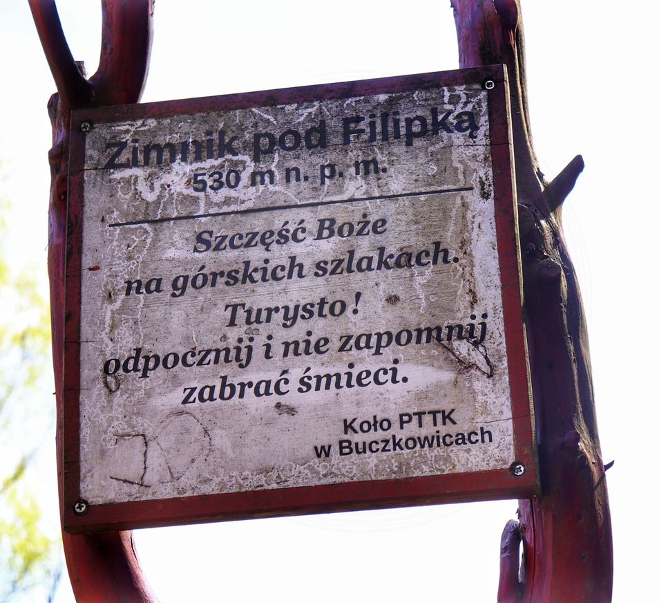 Zimnik pod Filipką na szlaku czerwonym w Buczkowicach, biała, zabrudzona tablica 