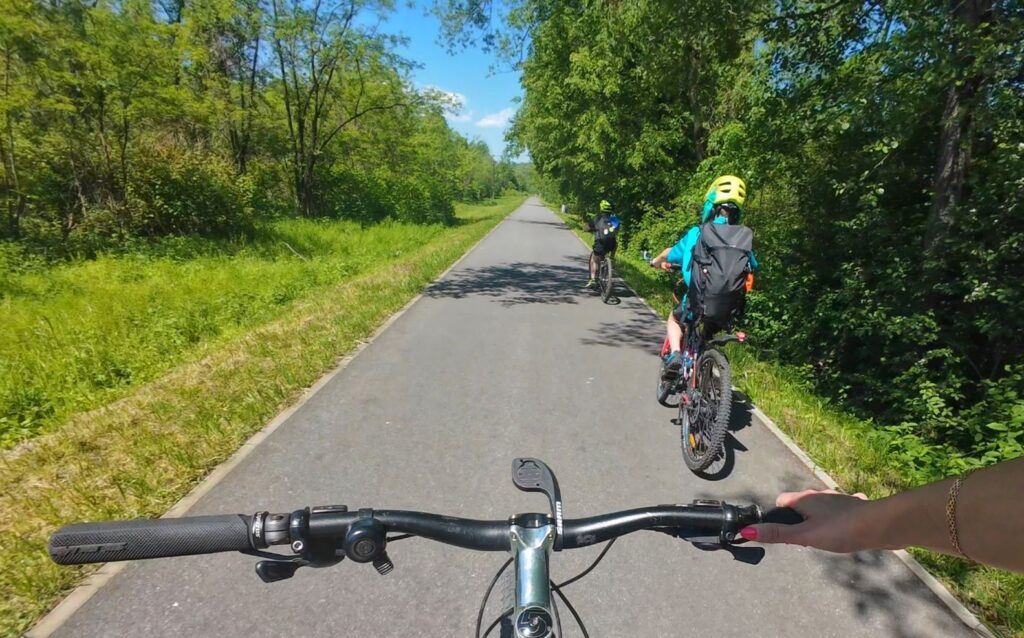 Dzieci na rowerach, droga rowerowa w Skoczowie