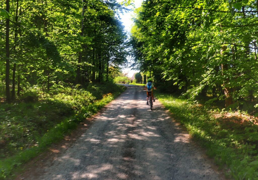 Dziecko na rowerze, żółty szlak spacerowy LEŚNY w Ustroniu