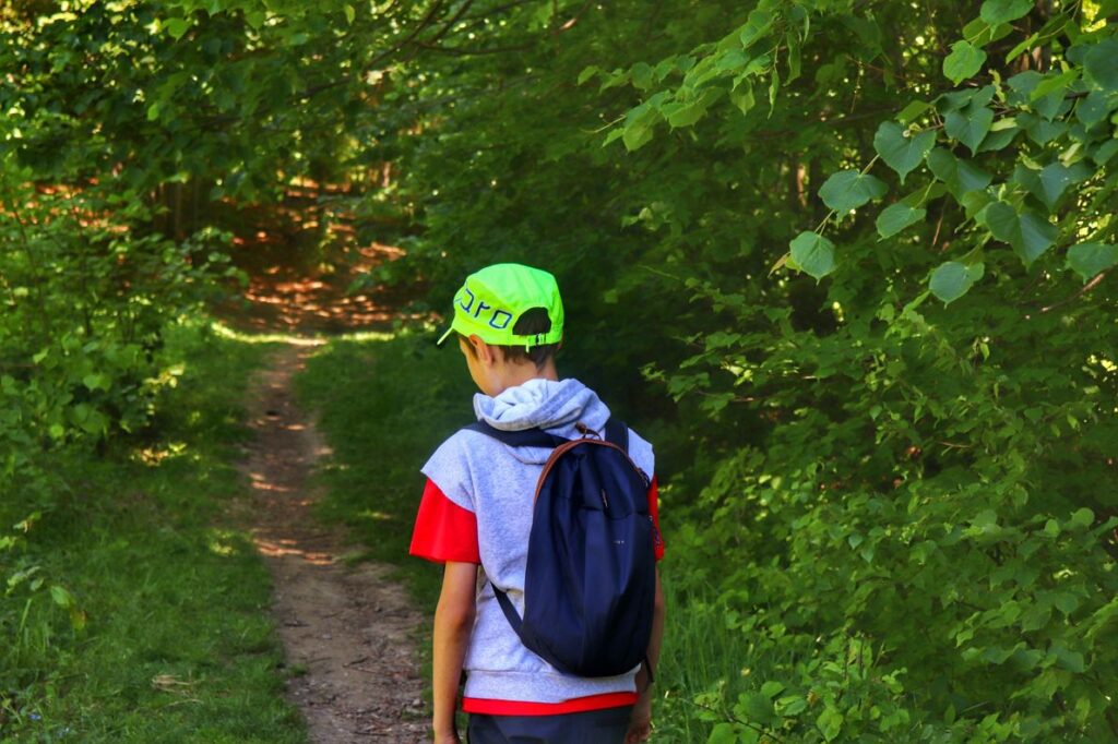 Dziecko na szlaku zielonym w Ustroniu, las