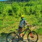 Mały rowerzysta, dziecko na leśnym szlaku w Beskidzie Śląskim