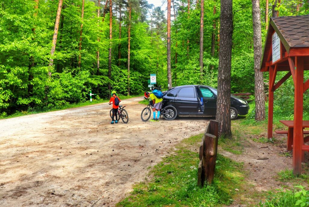 Parking leśny, Szczejkowice, rowerzyści