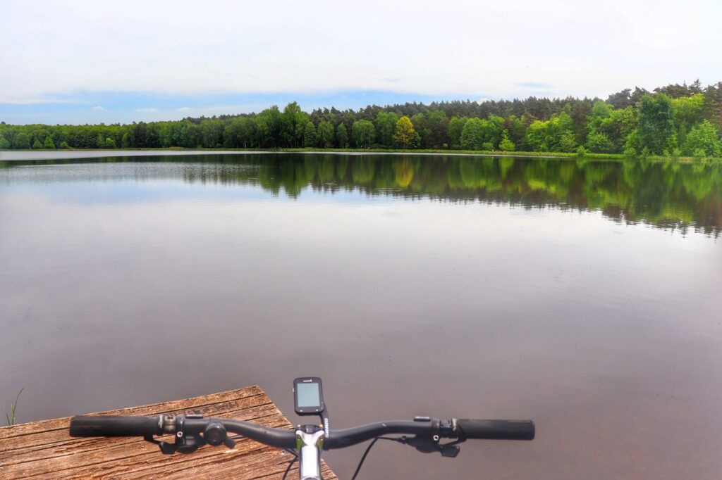 Pojezierze Palowickie, Staw Gichta, rower, drewniany pomost