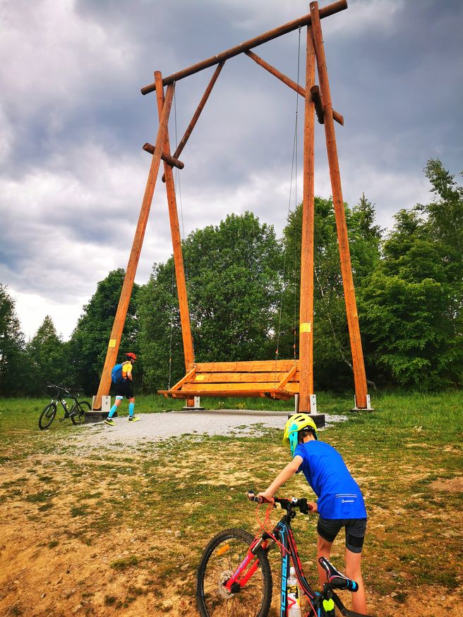 Wielka huśtawka, Słowacja, dziecko z tatą na rowerze