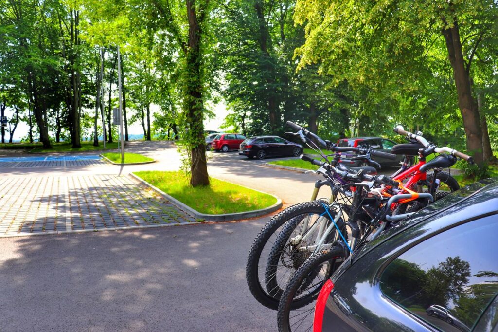 Goczałkowice-Zdrój, parking przy Rondzie Nad Wisłą, samochód z bagażnikiem samochodowym, rowery