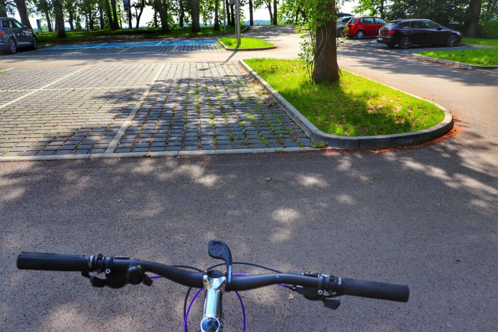 Goczałkowice-Zdrój, parking przy Rondzie Nad Wisłą, rower