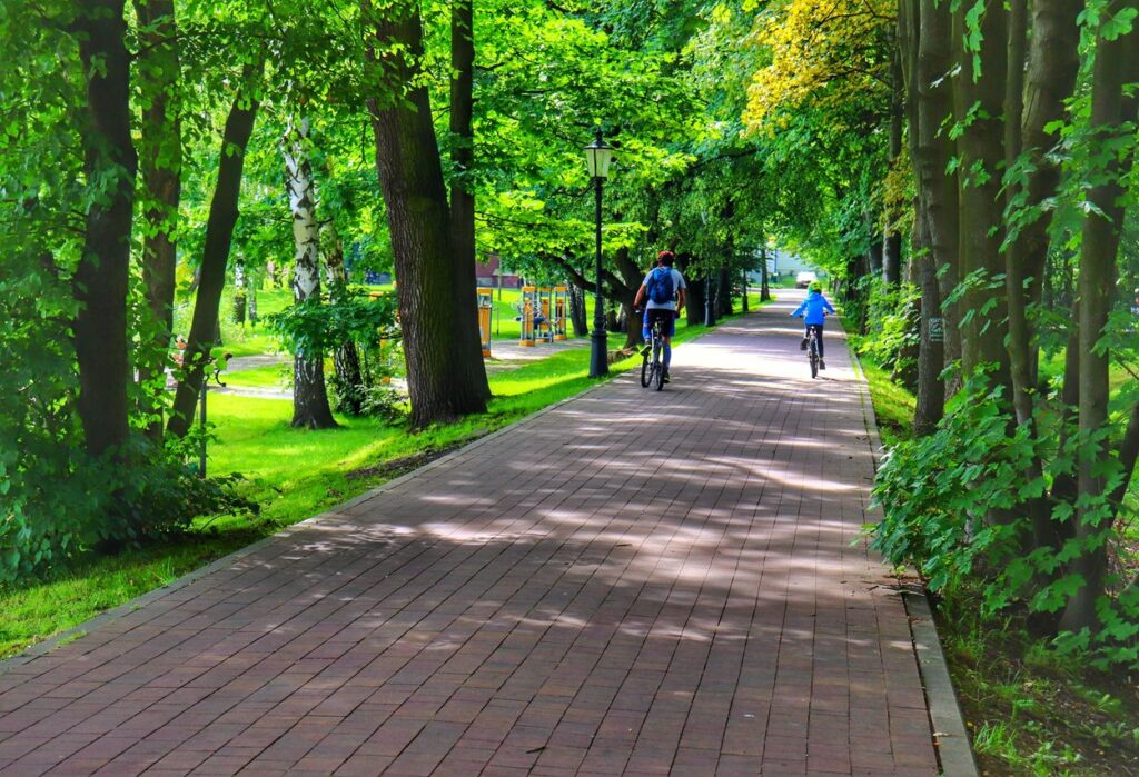 Rowerzysta z dzieckiem, Park Zdrojowy, Goczałkowice-Zdrój