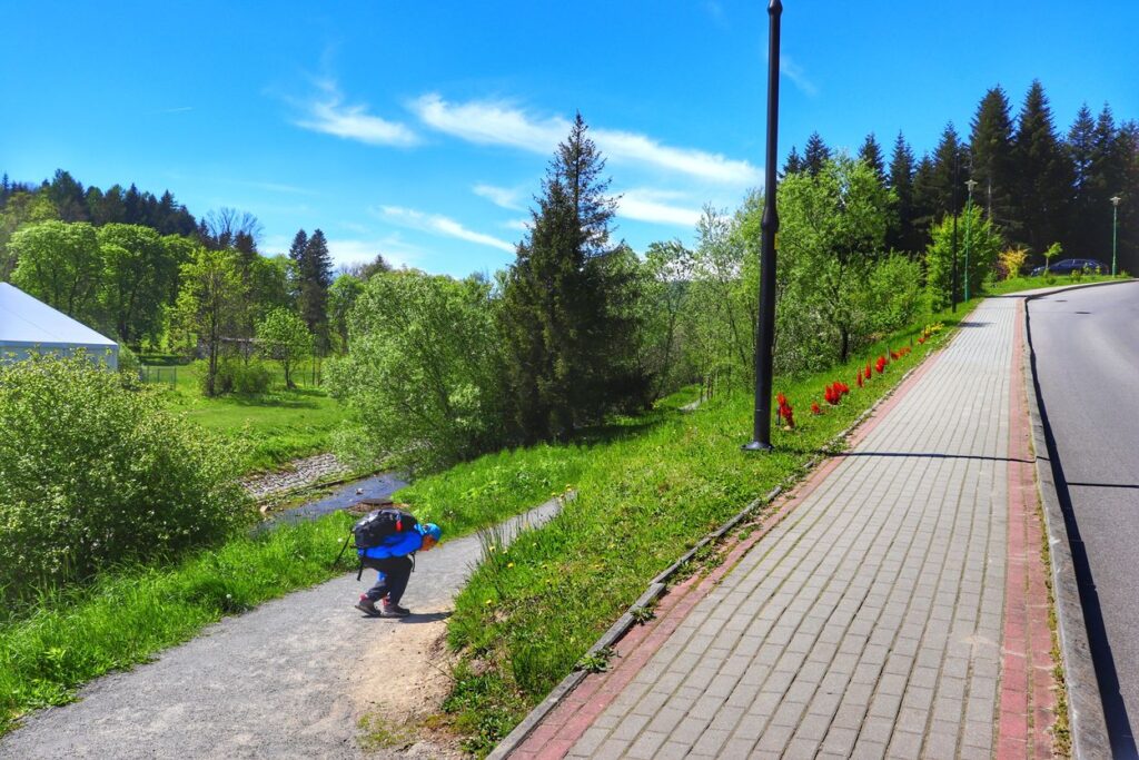 Rymanów Zdrój, ścieżka prowadząca wzdłuż rzeki, dziecko, słoneczny dzień