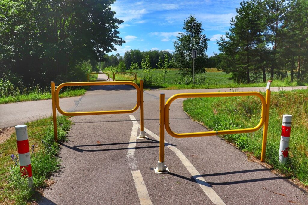 Barierki na trasie rowerowej - ROWEREM PO KOLEI w Szczytnie