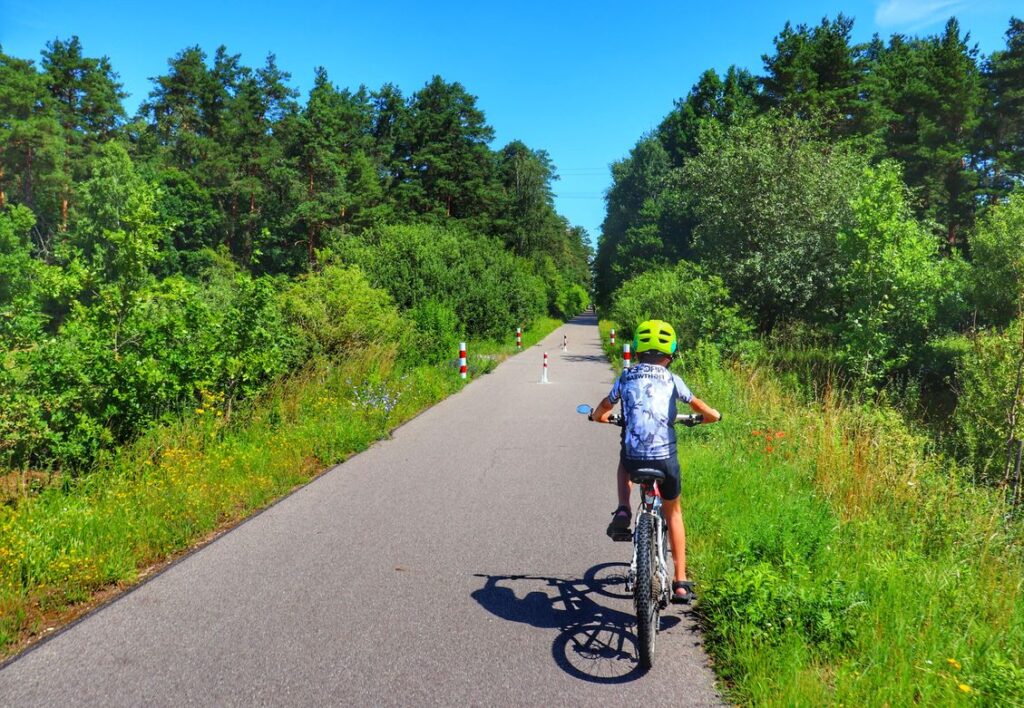 Dziecko na trasie rowerowej ROWEREM PO KOLEI w Szczytnie