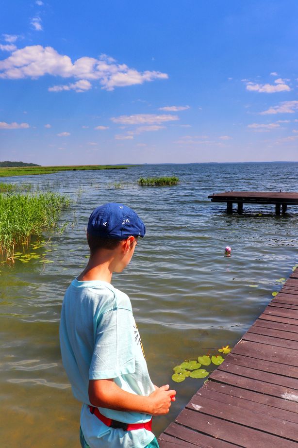 Dziecko nad jeziorem Śniardwy na Mazurach