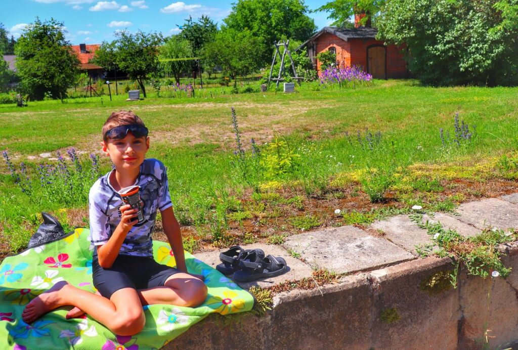 Dziecko odpoczywające przy dawnej stacji kolejowej - Nowe Kiejkuty