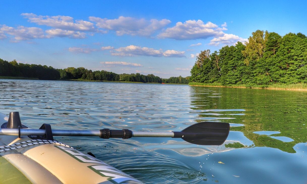 Jezioro Nawiady plaża – pontonem po jeziorze