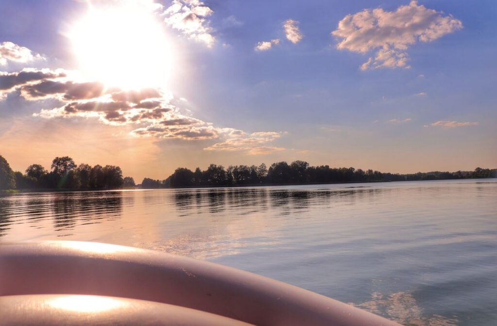 Jezioro Nawiady na Mazurach, ponton. zachodzące słońce 