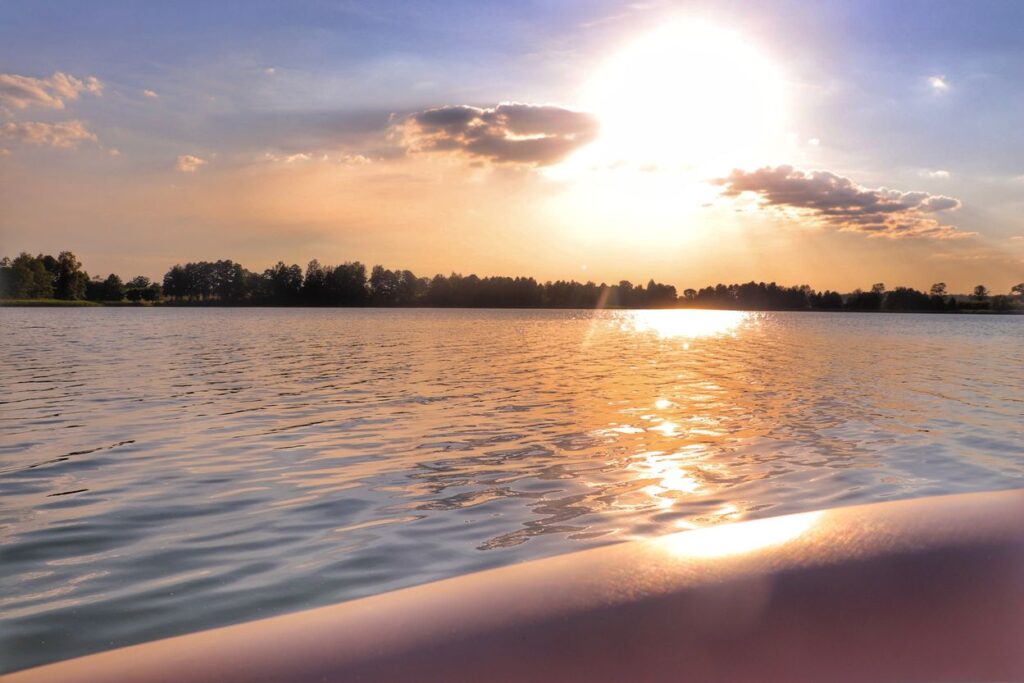 Jezioro Nawiady o zachodzie słońca, ponton, Mazury