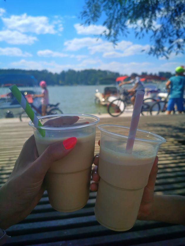 Turyści, Mrożona kawa, promenada, Mikołajki na Mazurach