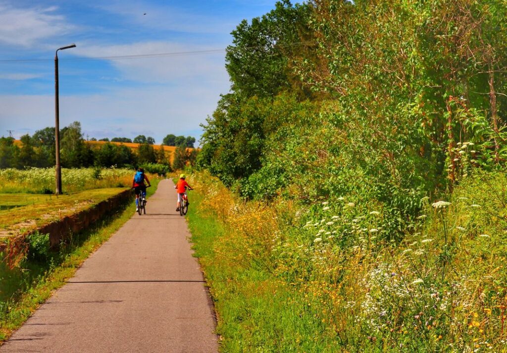 NOWE KIEJKUTY, rowerzyści na trasie rowerowej Rowerem po kolei, lato