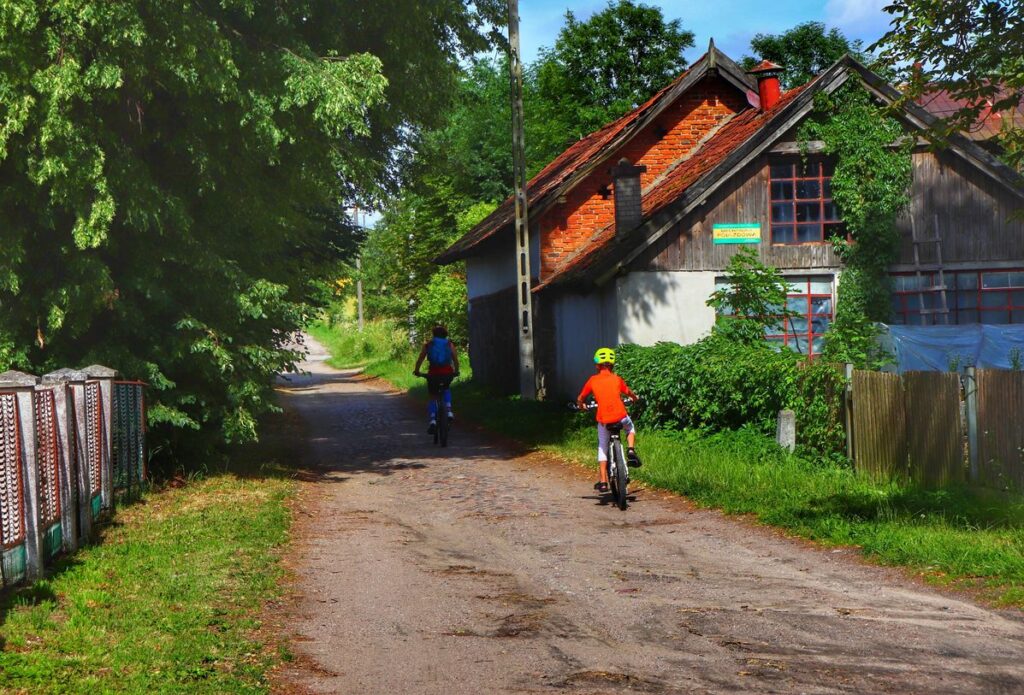 NOWE KIEJKUTY, dojazd do ścieżki rowerowej Rowerem po kolei, rowerzyści - dziecko z tatą