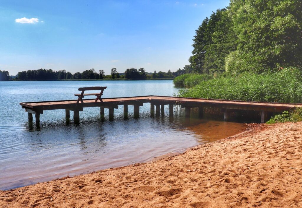 Plaża wiejska, pomost, Jezioro Nawiady na Mazurach