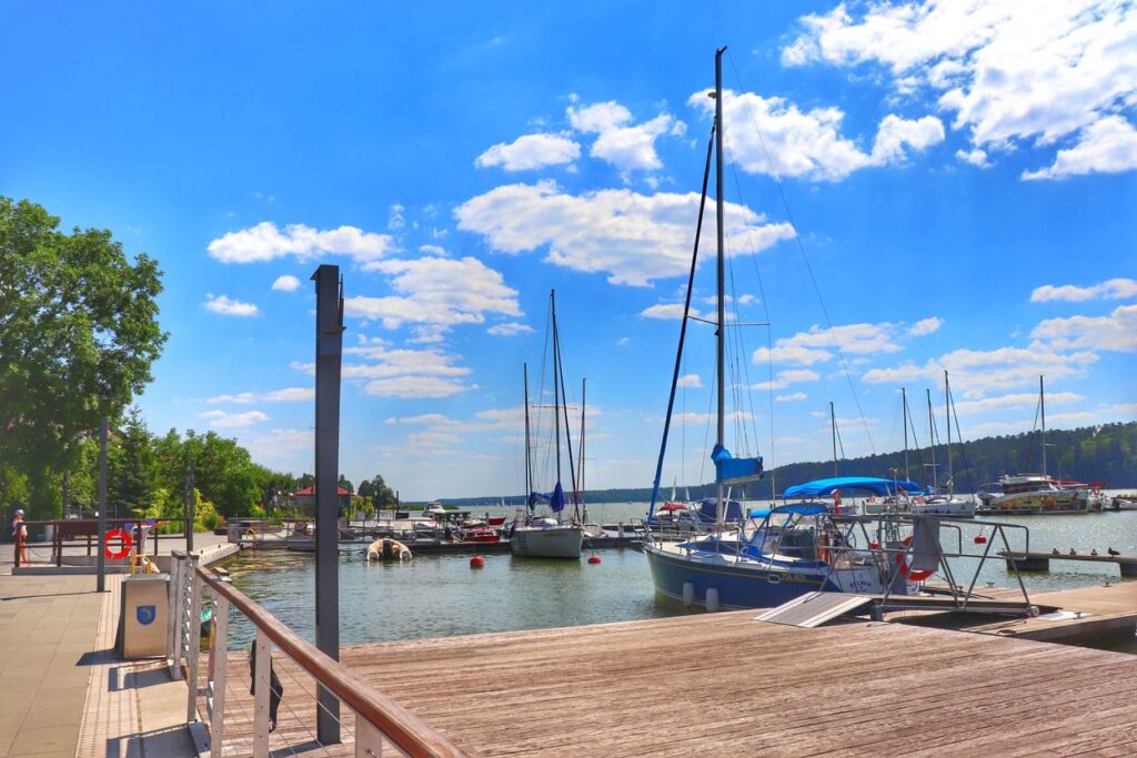 Port miejski, Mikołajki na Mazurach, drewniany pomost, żaglówki