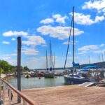 Port miejski, Mikołajki na Mazurach, drewniany pomost, żaglówki