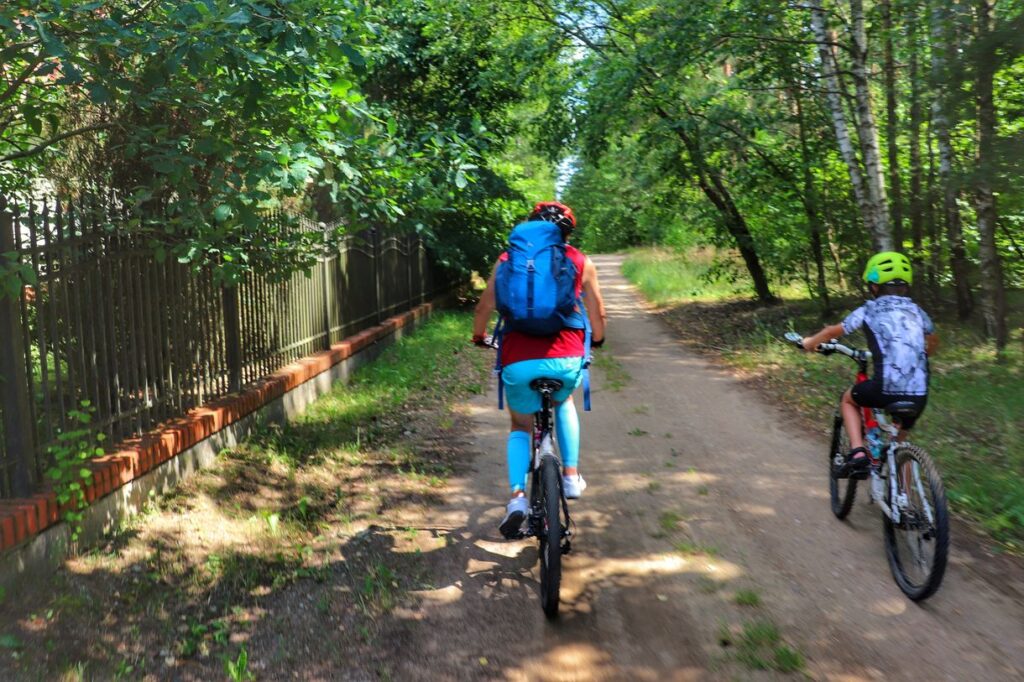 Rowerzyści, dziecko z tatą, W DRODZE NAD JEZIORO WAŁPUSZ