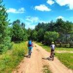 Rowerzyści, dziecko z tatą, W DRODZE NAD JEZIORO WAŁPUSZ