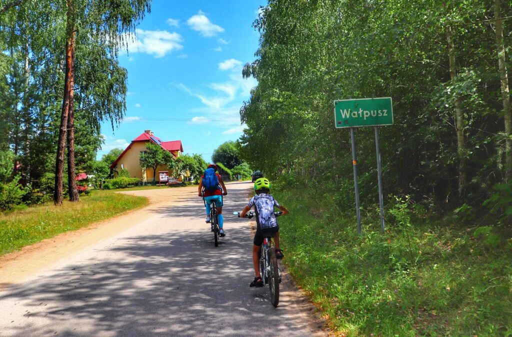 Rowerzyści W DRODZE NAD JEZIORO WAŁPUSZ