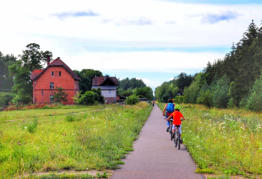 Rowerzyści, trasa Rowerem po kolei, dawna stacja kolejowa