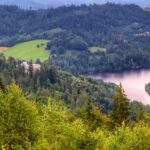 Widok rozciągający się z wieży widokowej pod szczytem Szarcula