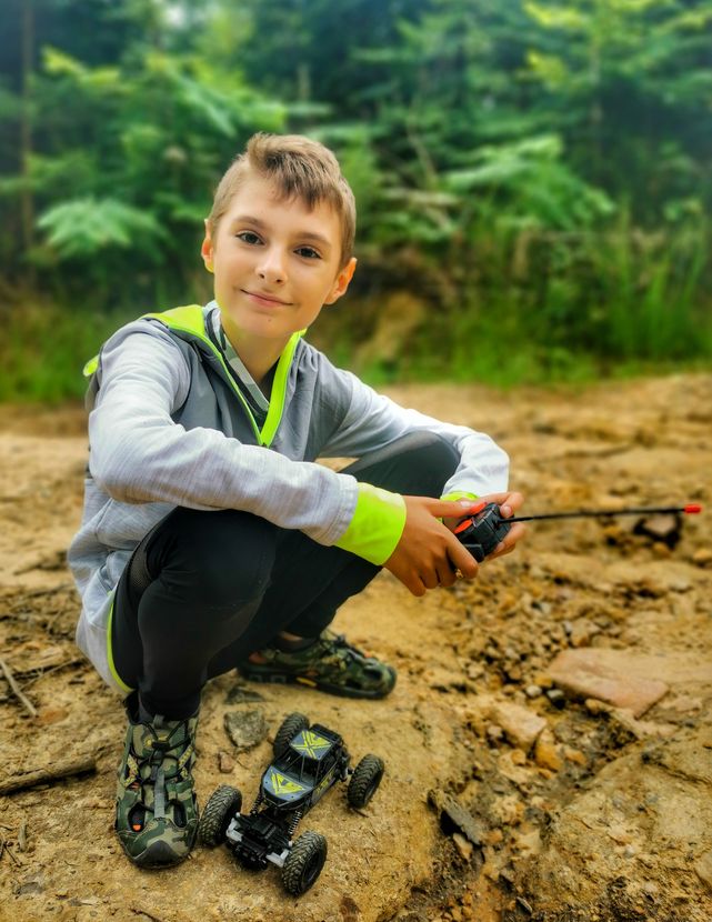 Uśmiechnięte dziecko w Beskidzie Śląskim, samochodzik RC