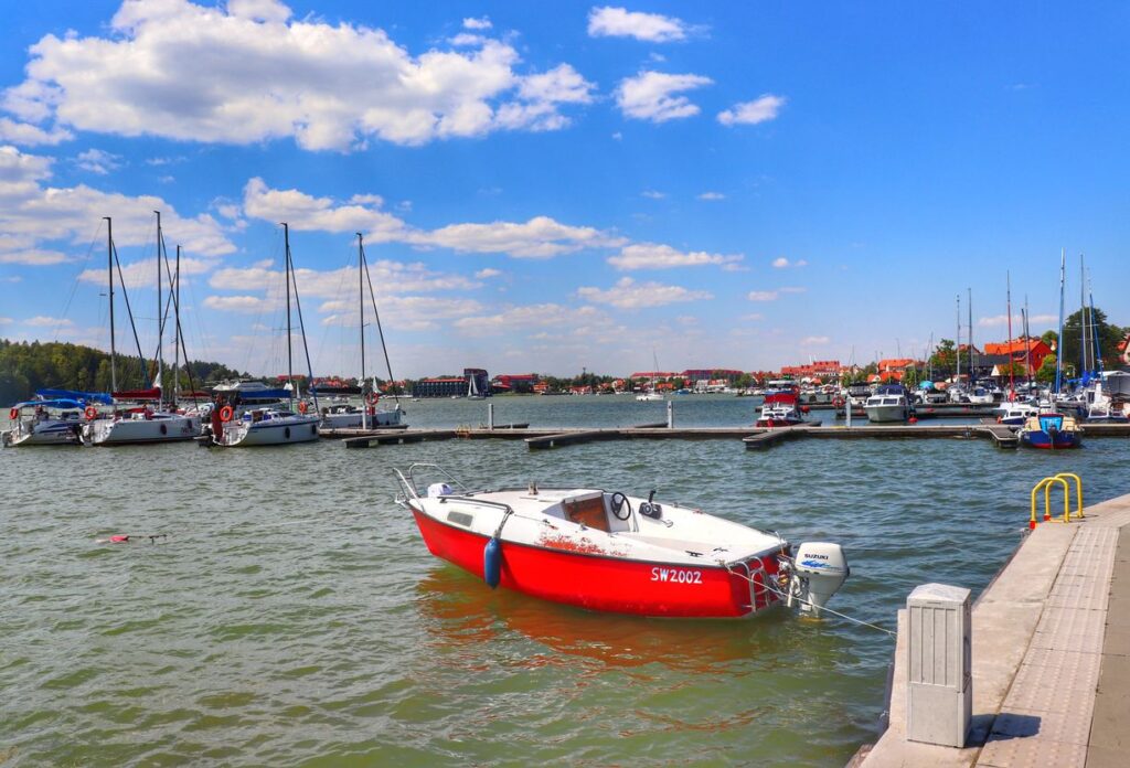 Widok na port miejski w Mikołajkach