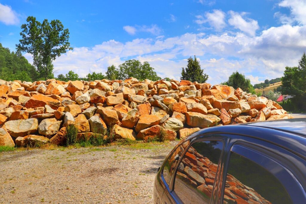 Żabnica parking, okolice szlaku niebieskiego, samochód, skały 