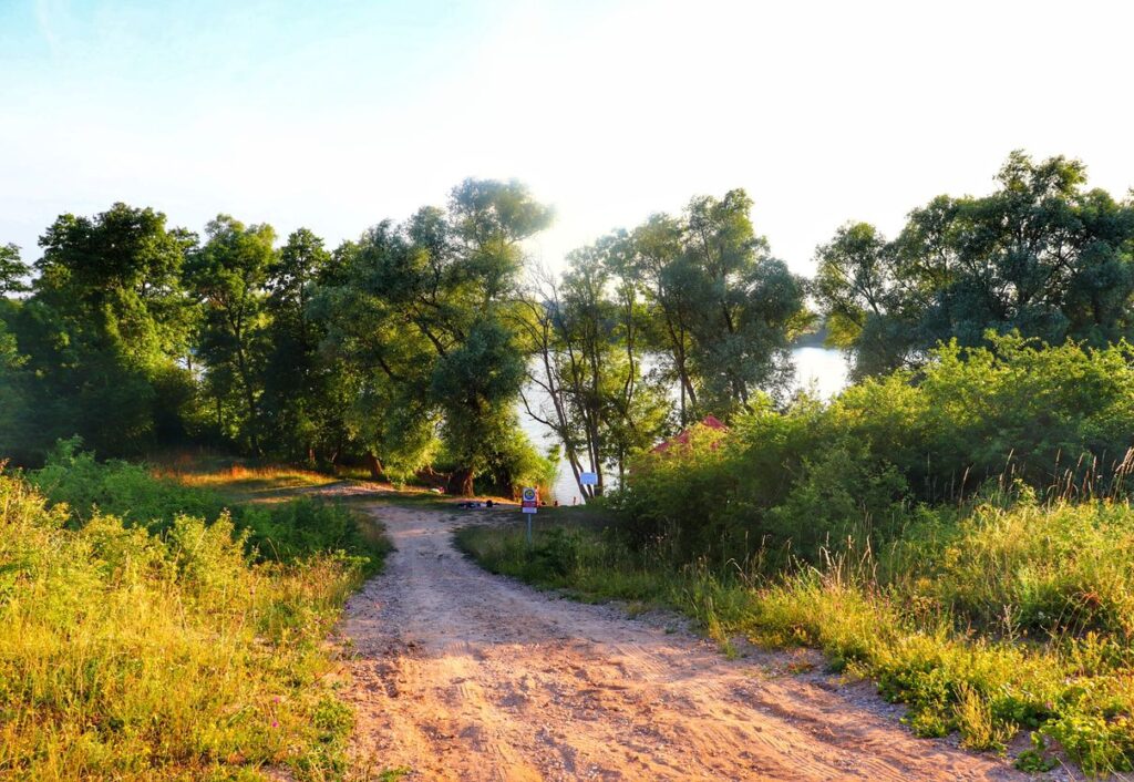 Zejście do plaży wiejskiej nad jeziorem Nawiady