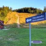 Drogowskaz - Polczakówka wieża widokowa, ścieżka prowadząca w górę stoku