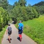Dziecko z tatą, asfaltowa droga, zielony szlak na Lubogoszcz, Mszana Dolna