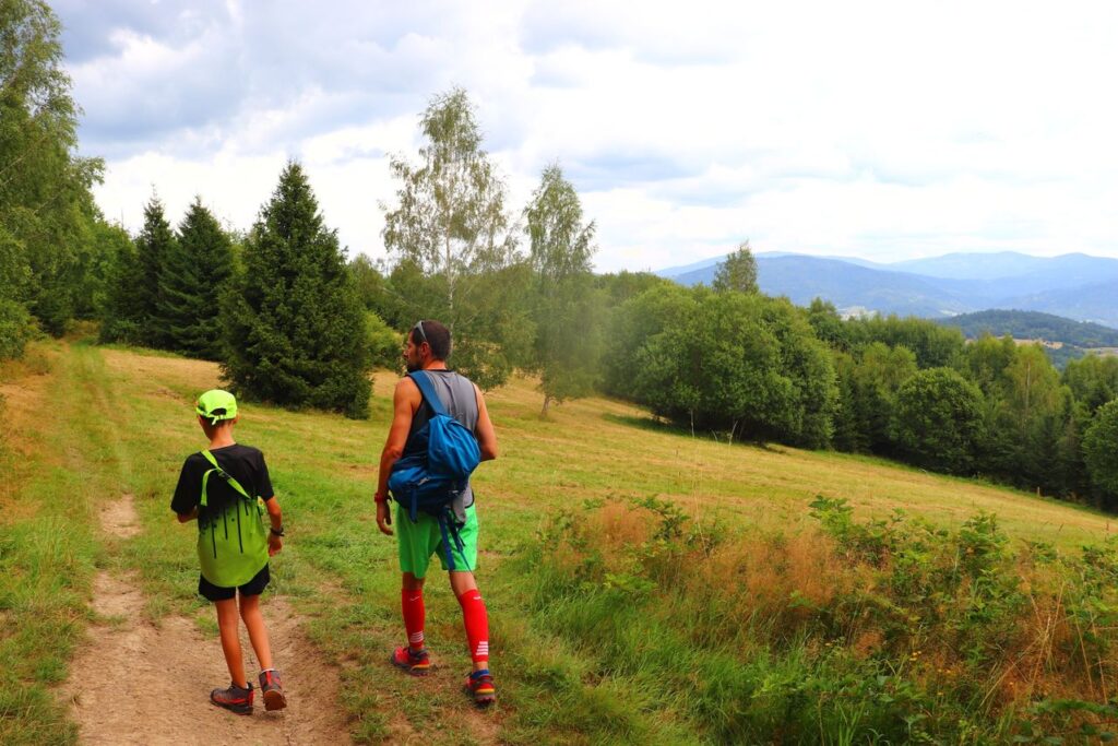 Dziecko z tatą, beskidzka polana, widok na góry