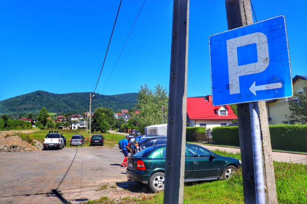 Mszana Dolna, parking przy szlaku zielonym na Lubogoszcz