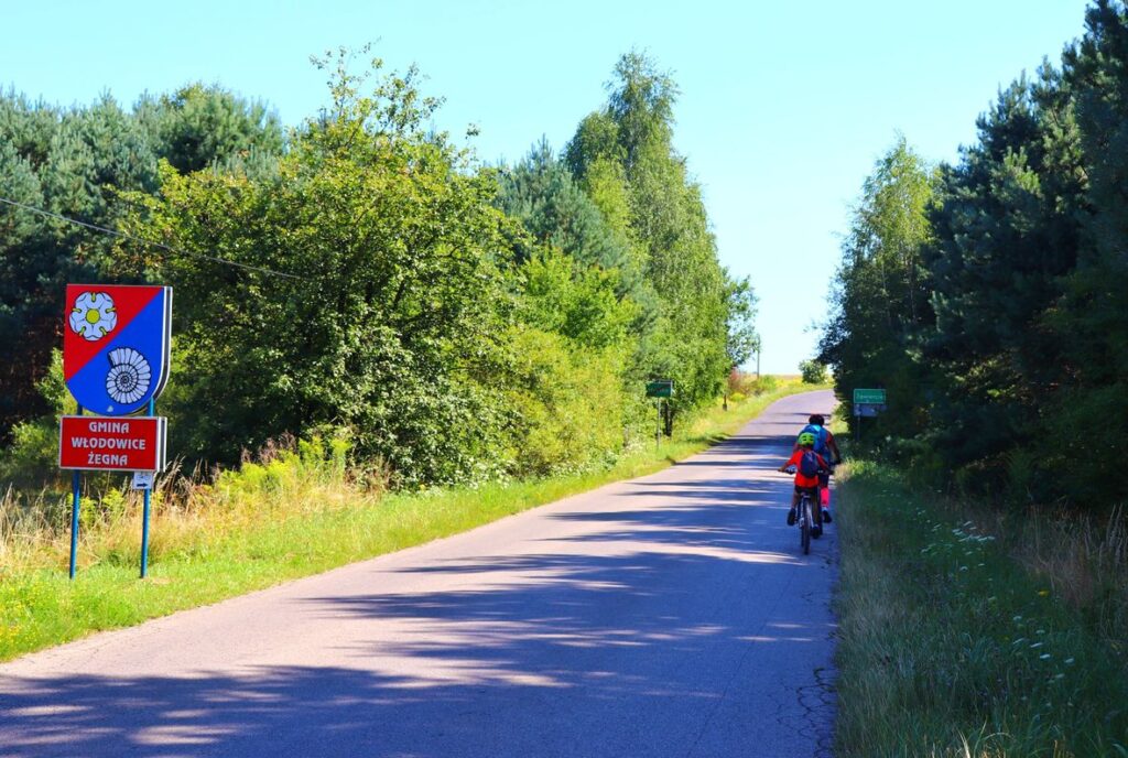 Rowerzyści, droga asfaltowa - Zawiercie, Rowerowy Szlak Orlich Gniazd