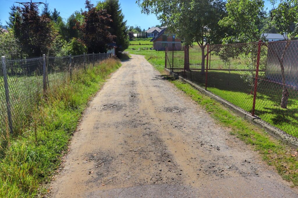 Szeroka i utwardzona droga na szlaku czerwonym w Mszanie Dolnej