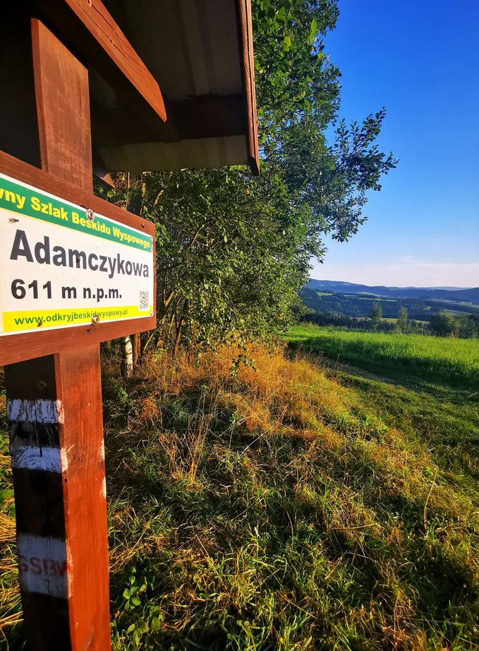 Tabliczka na szczycie Adamczykowa w Gorcach