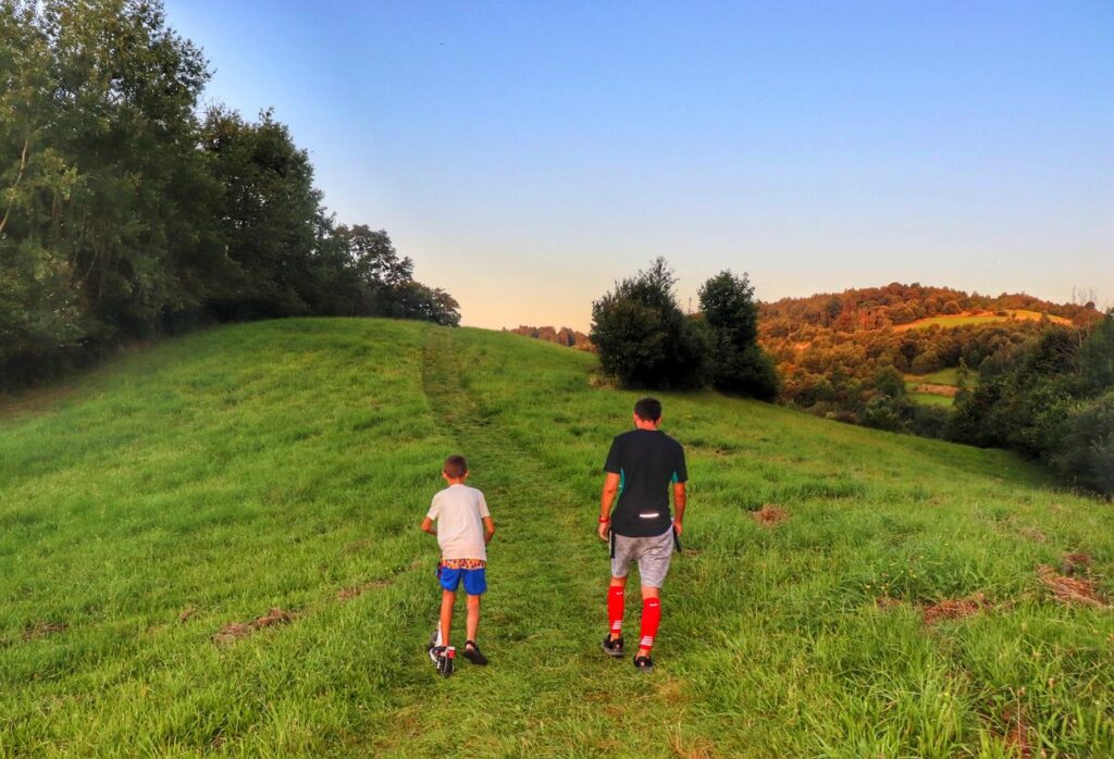 Turysta z dzieckiem, polana, ścieżka na górę Grunwald w Mszanie Dolnej