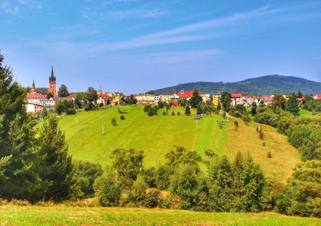 Widok na Jordanów z trasy pieszej do wieży widokowej na Hajdówce