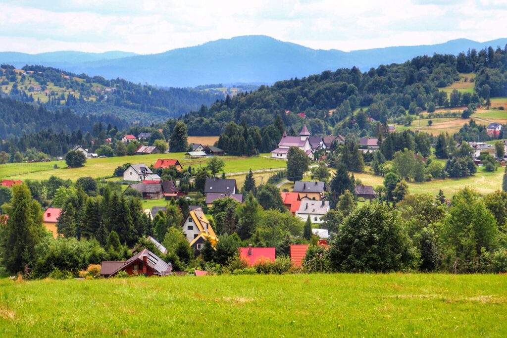 Widok na Laliki i beskidzkie szczyty