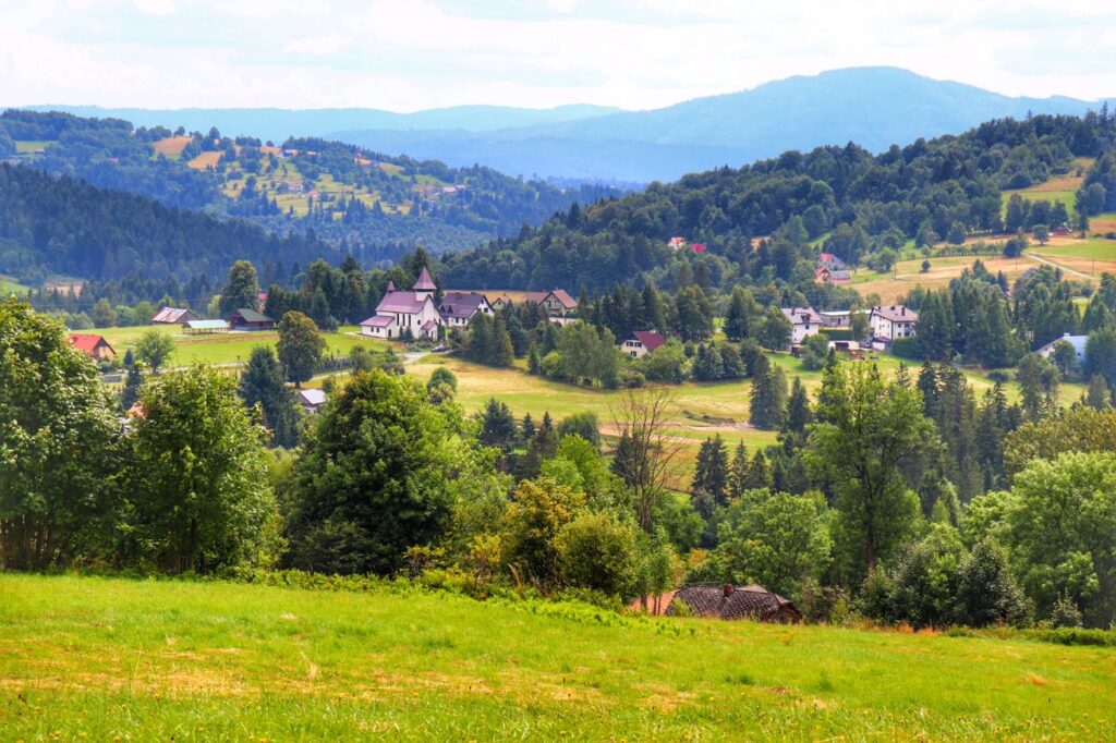 Widok na Laliki i beskidzkie szczyty