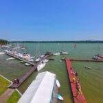 Drewniana wieża widokowa, Krzyże, widok na jezioro Nidzickie i pomost, niebieskie niebo