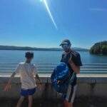 Turysta z dzieckiem spacerujący po koronie zapory w Dobczycach