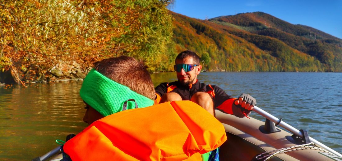 Jezioro Międzybrodzkie pontonem, jesień, widok na Beskid Mały